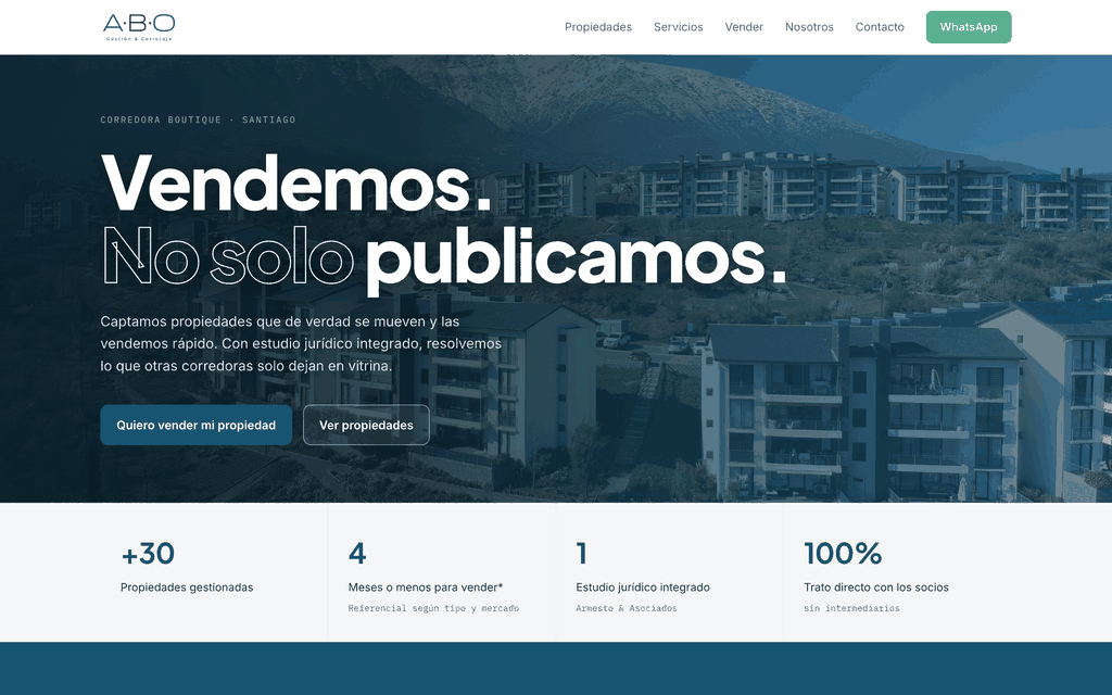 Portada de abocorredores.cl: el titular «Vendemos. No solo publicamos.» sobre una fotografía de edificios en Santiago, con los indicadores de la corredora bajo el encabezado.