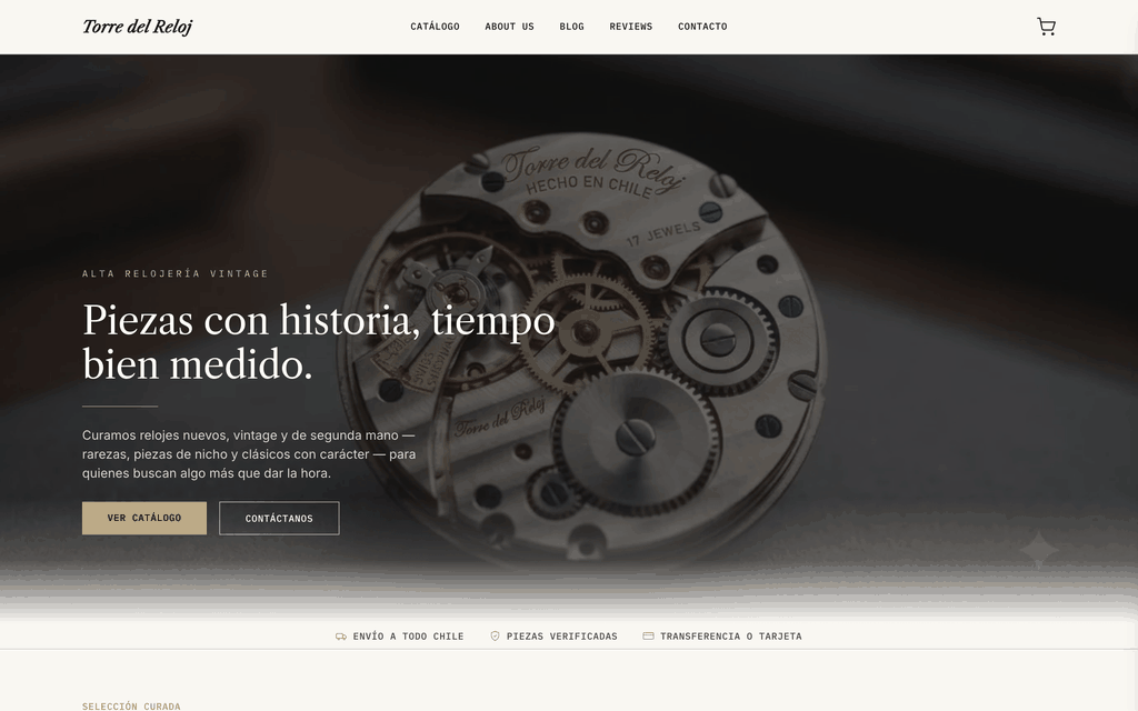 Portada de torredelreloj.cl: el titular «Piezas con historia, tiempo bien medido.» sobre el detalle en primer plano del movimiento de un reloj mecánico.
